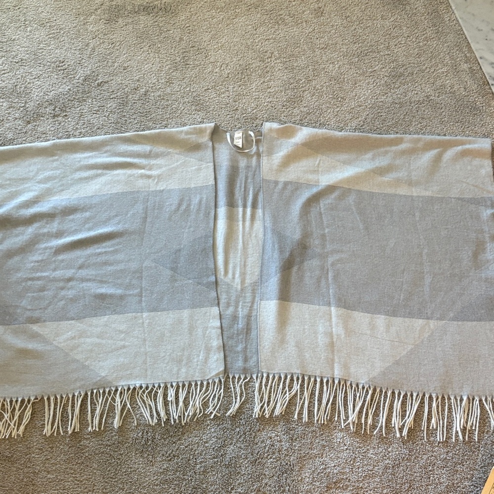 a.n.a Soft Gray and Cream Fringe Shawl Poncho NWOT - Picture 8 of 13